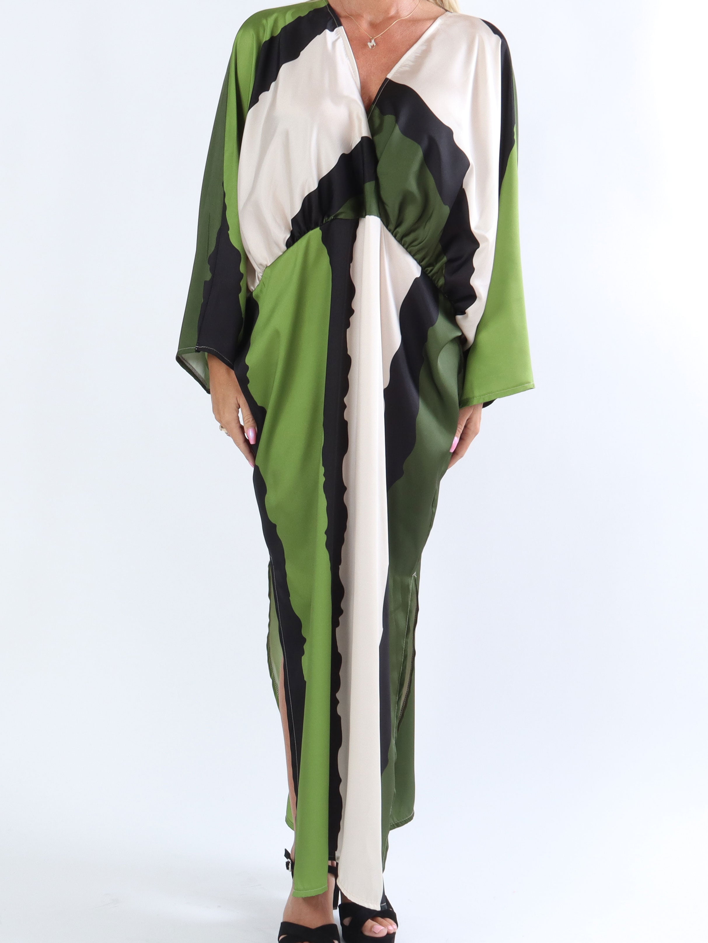 Dita - Lång vacker plus size klänning i silke look